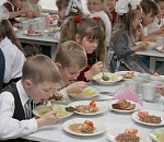 Почему в Астрахани не кормят школьников обедами?