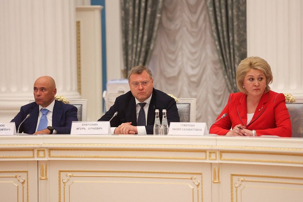 Глава Астраханской области предложил воспитывать школьников на российских фильмах