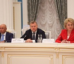 Глава Астраханской области предложил воспитывать школьников на российских фильмах