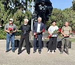 Леонид Огуль возложил цветы к памятнику погибшим шахтёрам в городе Кременная Луганской Народной Республики