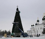 В Астраханском кремле разбирают ёлку, не дожидаясь 8 марта. Слабаки!