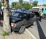 В Астрахани пьяный водитель протаранил дерево