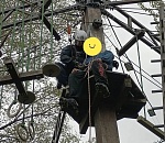 В Астрахани мальчик застрял на канатном аттракционе и вызвал спасателей