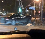 Ночью в Астрахани автомобиль снёс светофор, дорожный знак и ограждение