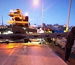 На юге Астраханской области упавшая сваебойка перекрыла движение на федеральной трассе