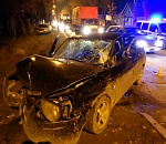 В Астрахани легковушка врезалась в «Газель» и в дерево