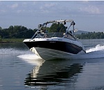 Под Астраханью сотрудник полиции врезался в препятствие на моторной лодке