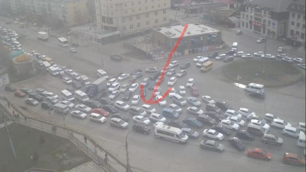 Понеслась: в Астрахани на улице Яблочкова случился грандиозный транспортный коллапс