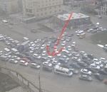 Понеслась: в Астрахани на улице Яблочкова случился грандиозный транспортный коллапс