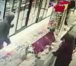 Как в кино: кадры дерзкого нападения на магазин в Астрахани
