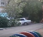 Неадекватный астраханец держит в страхе весь двор многоэтажки. Видео