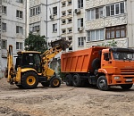 В одном из дворов на Бабаевского в Астрахани расширяют дорогу и парковку