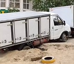 В зыбучих астраханских песках застрял грузовик: видео