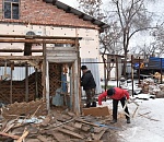 В Астрахани снесут незаконно установленные сарай и бассейн