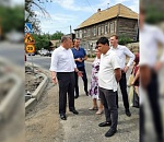 "Нельзя вот так взять, разломать сразу всю улицу": Игорь Бабушкин отчитал подрядчика за ремонт дороги