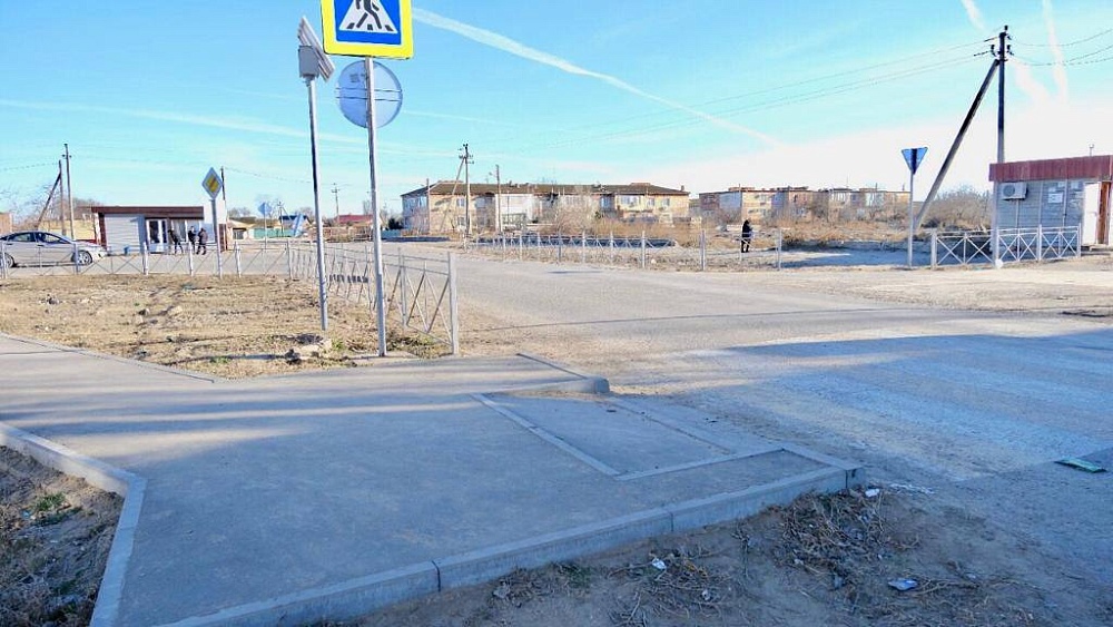 В астраханском поселке строят новый безопасный тротуар 