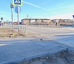 В астраханском поселке строят новый безопасный тротуар 