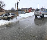 Астраханские полицейские вытащили машину из кювета