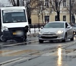 Опубликованы кадры жесткой аварии с маршруткой в центре Астрахани