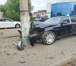 В центре Астрахани Мерседес выехал на красный и сбил Ладу с детьми