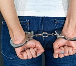 Возбуждено уголовное дело в отношении астраханки, дважды ударившей полицейского