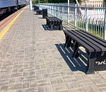 На железнодорожных станциях Астраханской области установили более 40 новых скамеек и урн