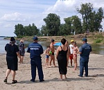 Больше 100 астраханских родителей наказали за купание детей в неположенных местах