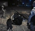 Кадры спецоперации по задержанию вооруженного астраханца, подозреваемого в нападении на магазин