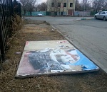 В Астрахани из-за ветра рекламный щит упал на автомобиль