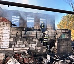 Под Астраханью почти девять часов тушили сложный пожар, в котором горели жилой дом, хозпостройки и сухая трава