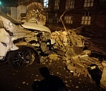 В центре Астрахани иномарка снесла стену Коммунэнерго