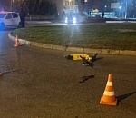 В Астрахани самокатчик пострадал, врезавшись в препятствие 