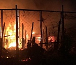 В Астрахани горят склады рыбоперерабатывающего предприятия. Пожар попал на видео