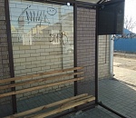 Прогнулась под весом человека: астраханцы спорят о качестве новых остановок