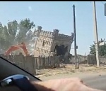 Прощание с легендой: в Астрахани снесли замок из мусора и бутылок