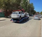Автомобили, оставленные в очередях на астраханских АЗС, эвакуируют