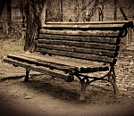 В Астрахани ребенок пригвоздил себя к лавочке саморезом