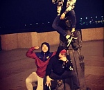 Астраханцы устроили пацанский флекс на скульптуре в центре города