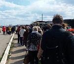 В Астрахани выстроилась огромная очередь у кладбища