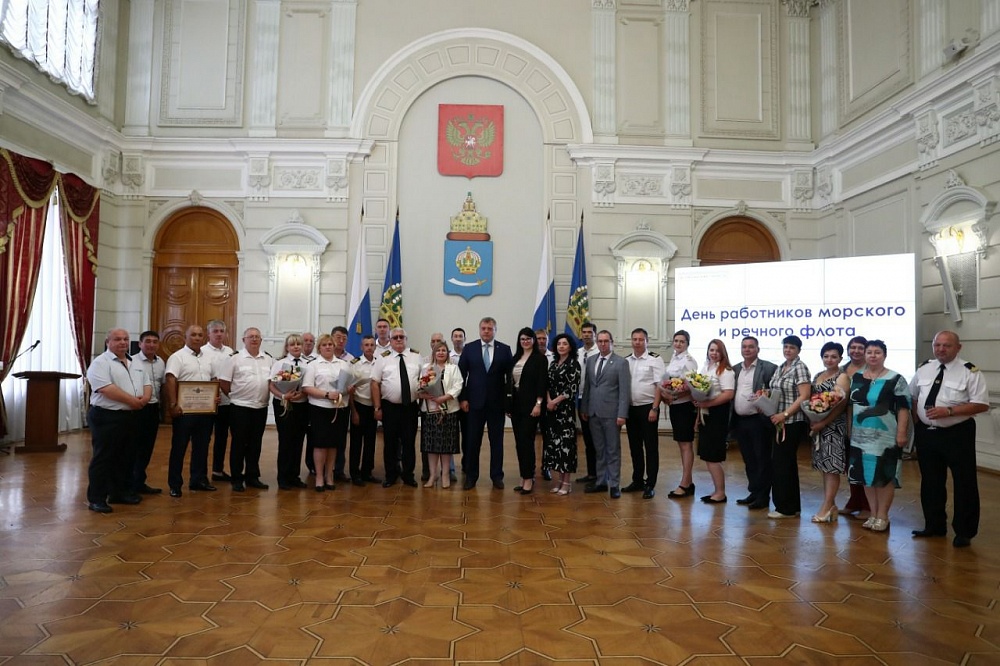 Игорь Бабушкин поздравил работников и ветеранов морского и речного флота  