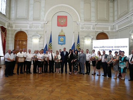 Игорь Бабушкин поздравил работников и ветеранов морского и речного флота  