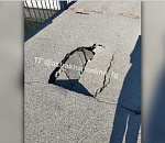 На одном из самых популярных мостов Астрахани образовалась дыра