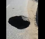 На дороге в Астрахани засняли портал в травмпункт