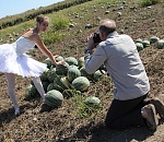 Астраханские балерины поучаствовали в фотосессии на фоне арбузов и лотосов