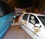 В Астрахани автомобиль врезался в дерево и автомобиль: дерево упало на стоящую рядом иномарку