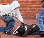 В Астраханской области двое парней дважды избили 17-летнего знакомого,  требуя от него денег