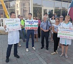 В центре Астрахани врачи встали на защиту своего коллеги