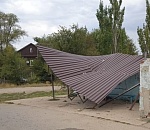 В Астрахани подростки разнесли автобусную остановку 