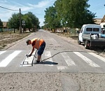 На юге Астраханской области перед учебным годом обновили «зебры» 