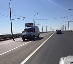 На Новом мосту наносят разметку пластиком 